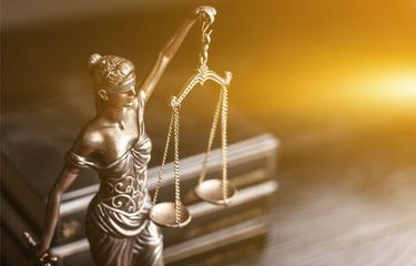 Lambang Dewi Themis yang merupakan simbol keadilan hukum. 

