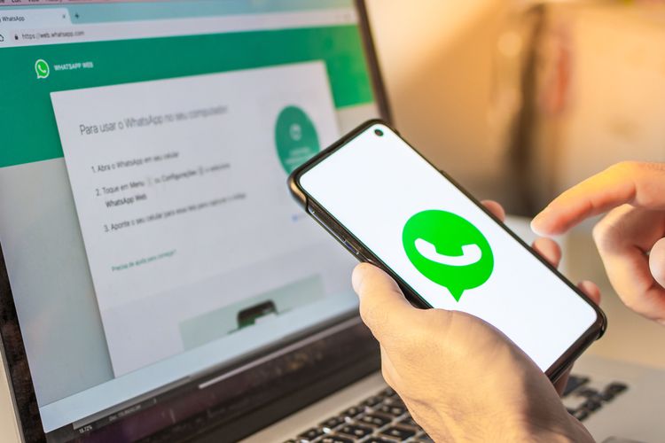 Ilustrasi cara menambah kontak di WhatsApp secara otomatis tanpa memasukkan nomor telepon.