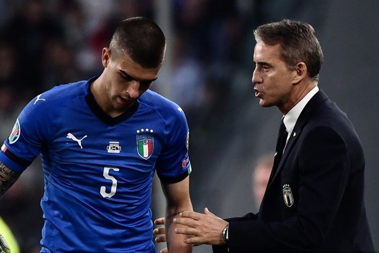 Roberto Mancini berbincang dengan Gianluca Mancini pada pertandingan Italia vs Bosnia-Herzegovina dalam lanjutan kualifikasi Euro 2020 di Stadion Allianz, Turin, 11 Juni 2019. 