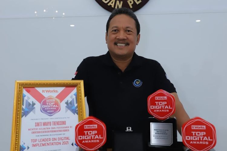 Menteri Kelautan dan Perikanan (KP) Sakti Wahyu Trenggono berhasil meraih penghargaan Top Leader on Digital Implementation 2021 dalam ajang Top Digital Awards 2021 yang diselenggarakan Majalah It Works.