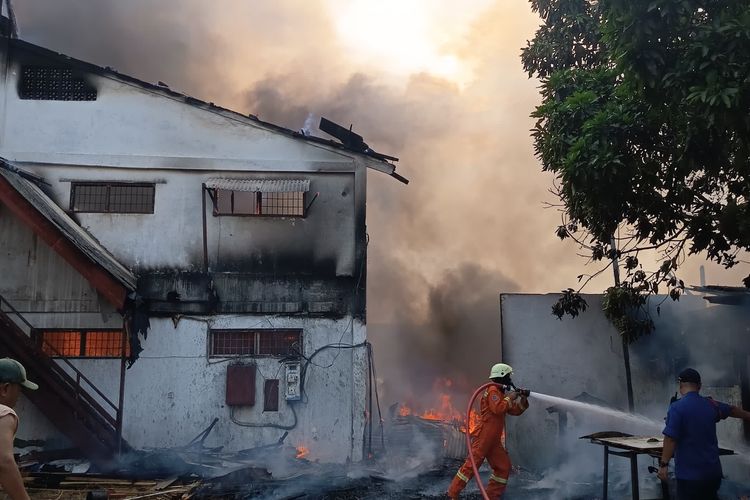 Kebakaran Gudang Berisi Kayu di Tangerang, 9 Mobil Damkar Dikerahkan