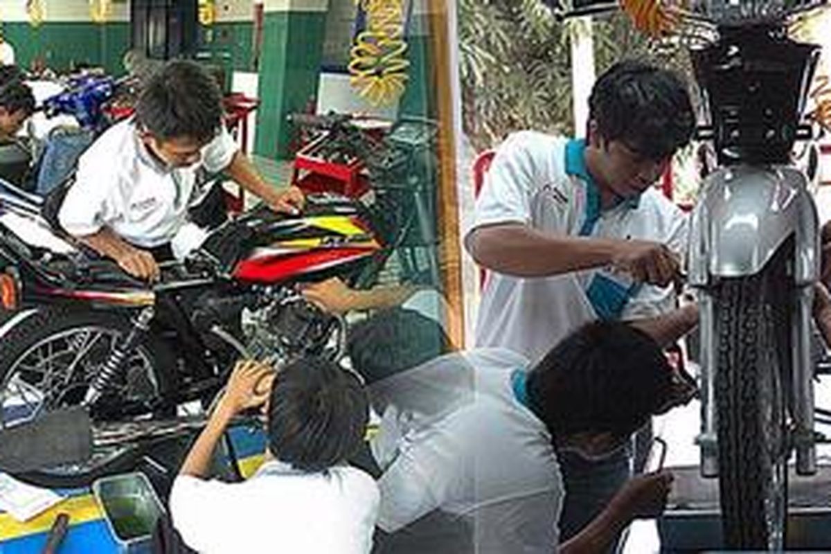 Para siswa sebuah SMK sedang melakukan praktik