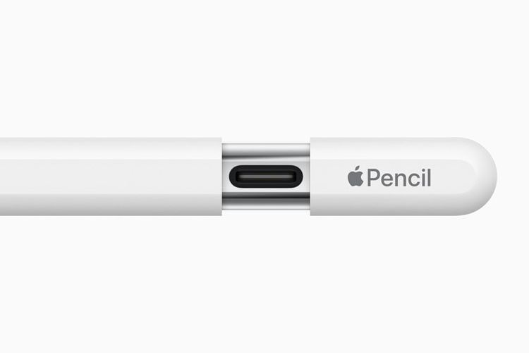 Apple Pencil versi baru memiliki konektor USB C terintegasi yang bisa diakses dengan menggeser cover di bagian belakang
