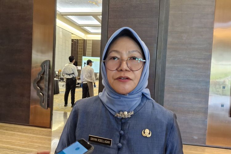 Kepala Dinas Penanaman Modal dan Pelayanan Terpadu Satu Pintu (DPMPTSP) Jawa Tengah, Sakina Rosellasari menghadiri rapat di Hotel Padma Semarang, Kamis (27/6/2024).