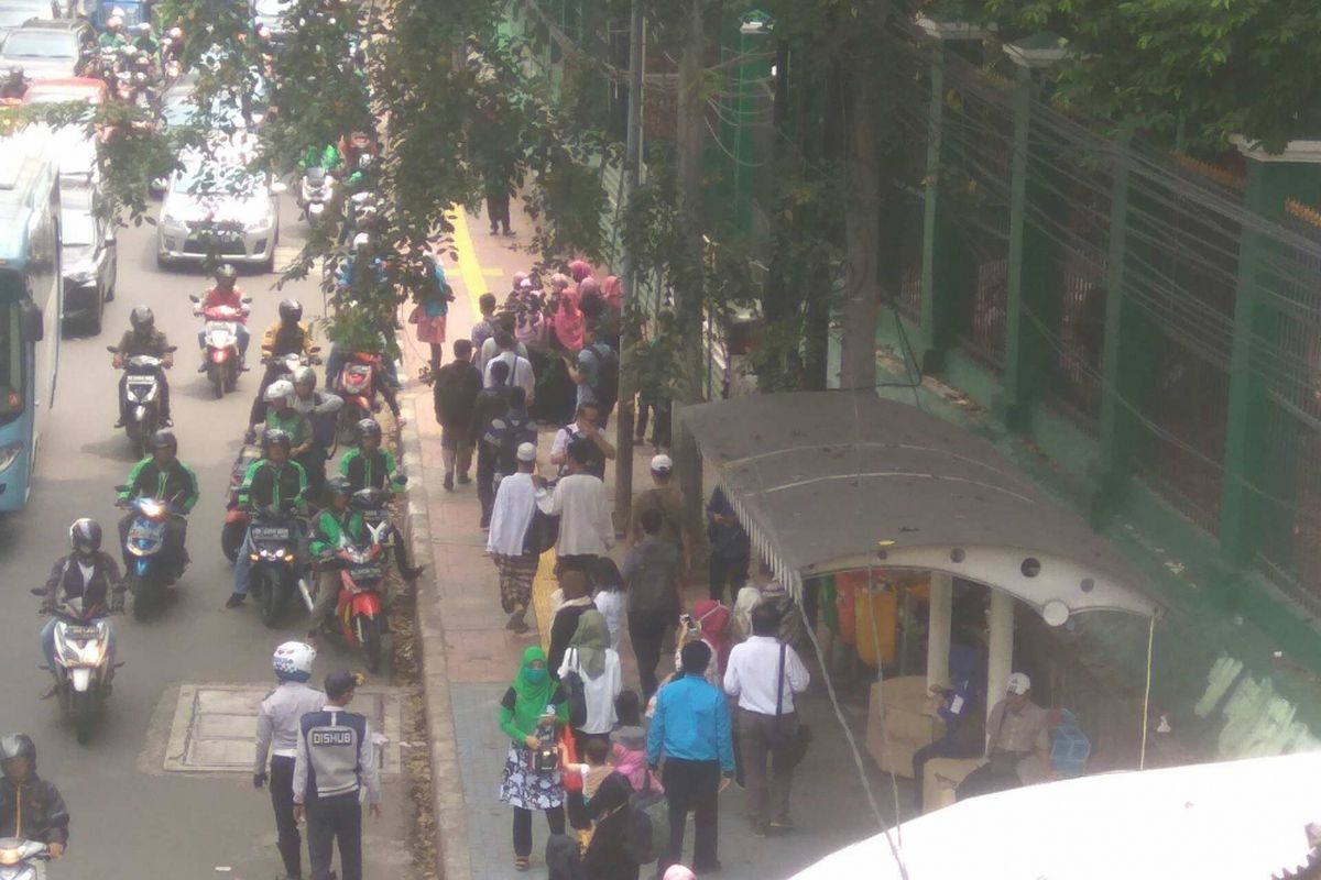 Massa aksi 299 di kawasan Stasiun Palmerah, Jumat (29/9/2017).