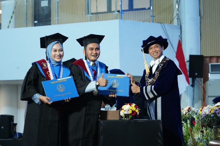 Kisah Pasutri Andika-Rossa, Sukses Lulus S3 Bareng di ITS