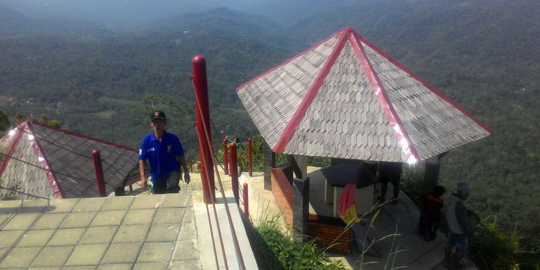 Gazebo di puncak Widosari, Kulon Progo, DI Yogyakarta ini cukup luas untuk menampung banyak pengunjung yang ingin berteduh.