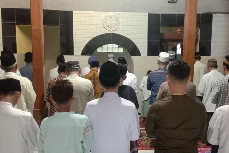 Jamaah Tarekat Satariyah atau Aboge, Islam aliran Alif Rebo Wage di dua Kecamatan Jogorogo dan Ngrambe Kabupaten Ngawi melaksanakan sholat Idul Fitri hari ini, Rabu (4/5/2022).