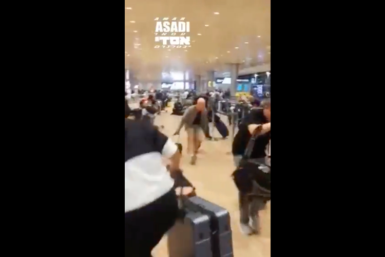 Tangkapan layar kepanikan setelah adanya bom di bandara Israel yang dibawa keluarga AS