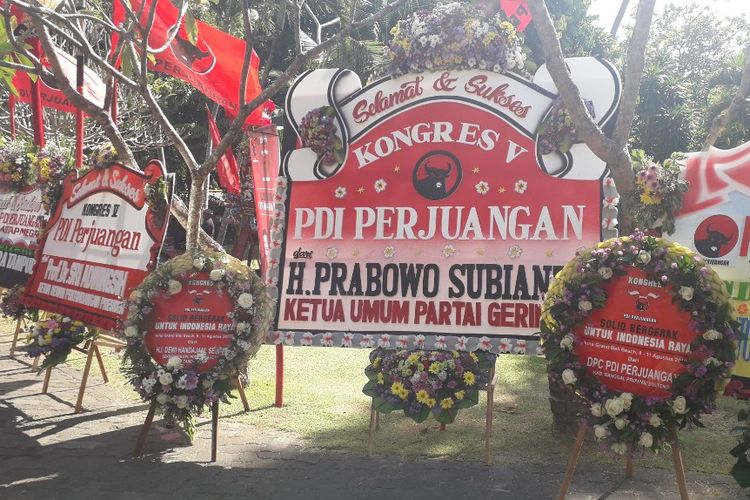 Papan karangan bunga kiriman Ketua Umum Partai Gerindra Prabowo Subianto terpajang di dekat lokasi Kongrs PDI-P di Sanur, Bali, Kamis (8/11/2019).