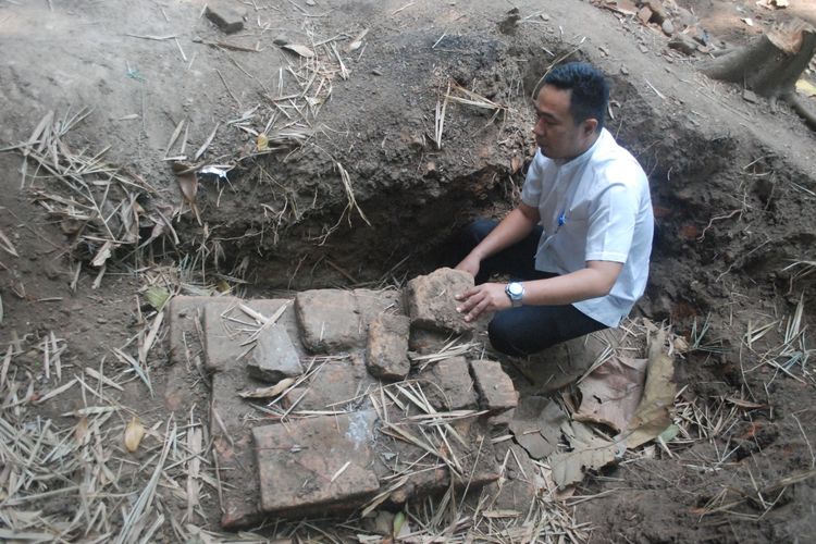 Wicaksono Dwi Nugroho, arkeolog dari Badan Pelestarian Cagar Budaya (BPCB) Jawa Timur di Trowulan Mojokerto, saat melakukan observasi di lokasi penemuan benda-benda kuno di Dusun Pakis Kulon, Desa Karang Pakis, Kecamatan Trowulan, Kabupaten Mojokerto, Senin (24/6/2019).