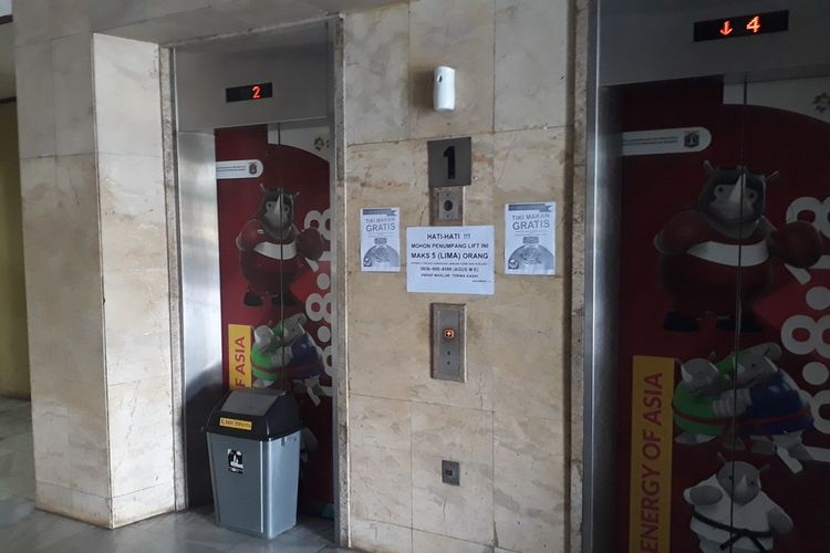 Lift di Gedung A, Kantor Wali Kota Jakarta Timur tidak bisa dipakai usai kejadian 12 orang terjebak di dalam lift, Jumat (20/9/2019).