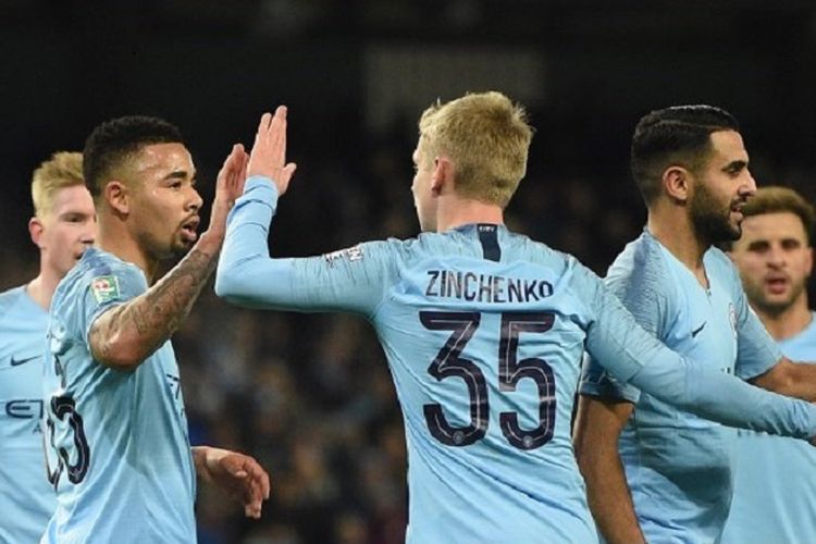 Kevin De Bruyne, Gabriel Jesus, Riyad Mahrez, merayakan gol Oleksandr Zinchenko pada pertandingan Manchester City vs Burton Albion di Stadion Etihad dalam laga semifinal Piala Liga Inggris, 9 Januari 2019. 