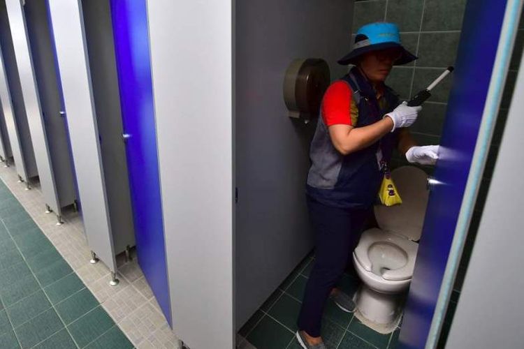Petugas memeriksa toilet umum di Kota Seoul untuk mencari ada tidaknya kamera tersembunyi.