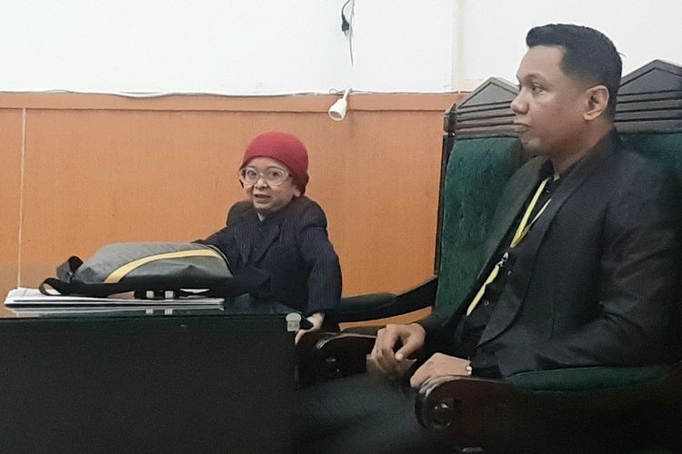 Pelawak Daus Mini dan kuasa hukumnya, Insank Nasruddin, saat ditemui di Pengadilan Agama Depok pada Selasa (21/2/2023).