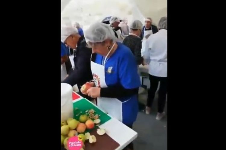 Suasana pembuatan salad buah seberat 10,3 ton yang lalu memecahkan rekor dunia, Guinness World Record, di perkampungan Checy, Orleans, Perancis, pada awal Oktober 2019 lalu.