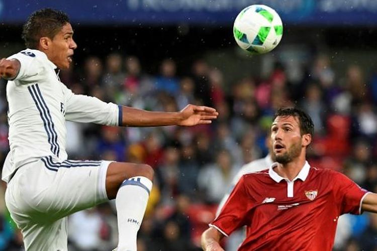 Bek Real Madrid, Raphael Varane (kiri), berduel dengan gelandang Sevilla, Franco Vazquez, dalam laga Piala Super Eropa 2016 di Stadion Lerkendal, Trondheim, Norwegia, pada Selasa (9/8/2016) atau Rabu dini hari WIB.