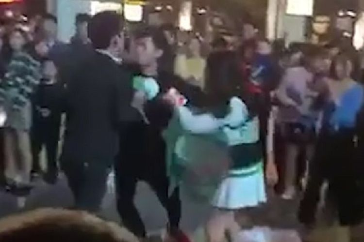 Potongan video memperlihatkan Xiao Yi (kiri) dan pria yang tak disebutkan identitasnya berkelahi di Changzhou, China, karena melamar perempuan yang sama.