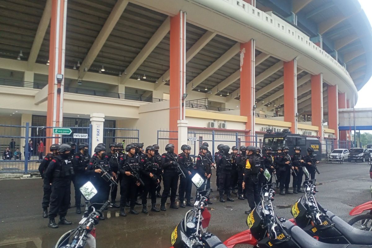 Sejumlah Personil Kepolisian mulai menjaga di dalam dan luar Stadion Si Jalak Harupat, Kabupaten Bandung guna mengawal laga Persib Bandung kontra Bhayangkara FC pada Selasa (21/6/2022).