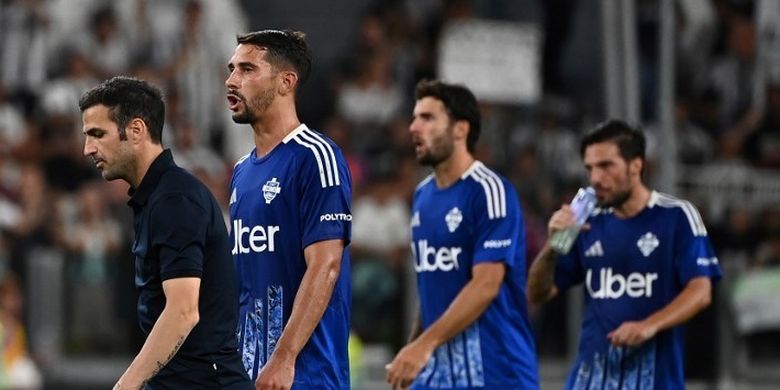 Pelatih Como 1907, Cesc Fabregas, meninggalkan lapangan seusai laga Serie A melawan Juventus pada 19 Agustus 2024.  