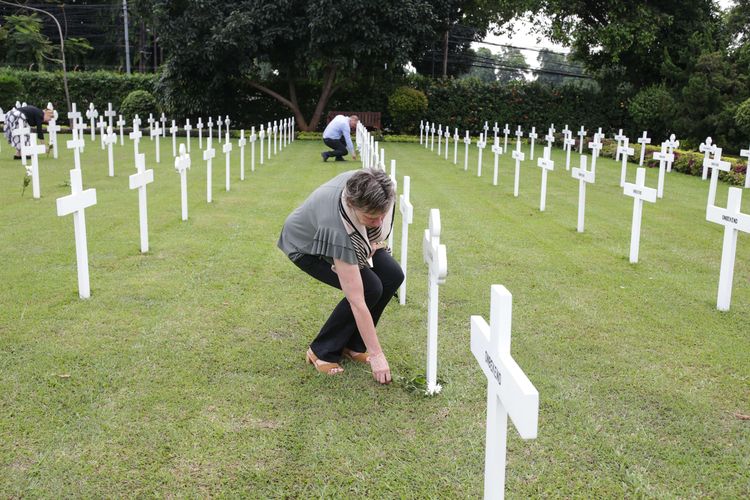 Warga Belanda meletakkan karangan bunga saat peringatan Hari Pahlawan, Dodenherdenking di Ereveld Menteng Pulo, Jakarta, Kamis (4/5/2023). Acara ini untuk mengingat dan menghormati mereka yang kehilangan nyawa selama Perang Dunia II dan konflik lain sesudahnya.