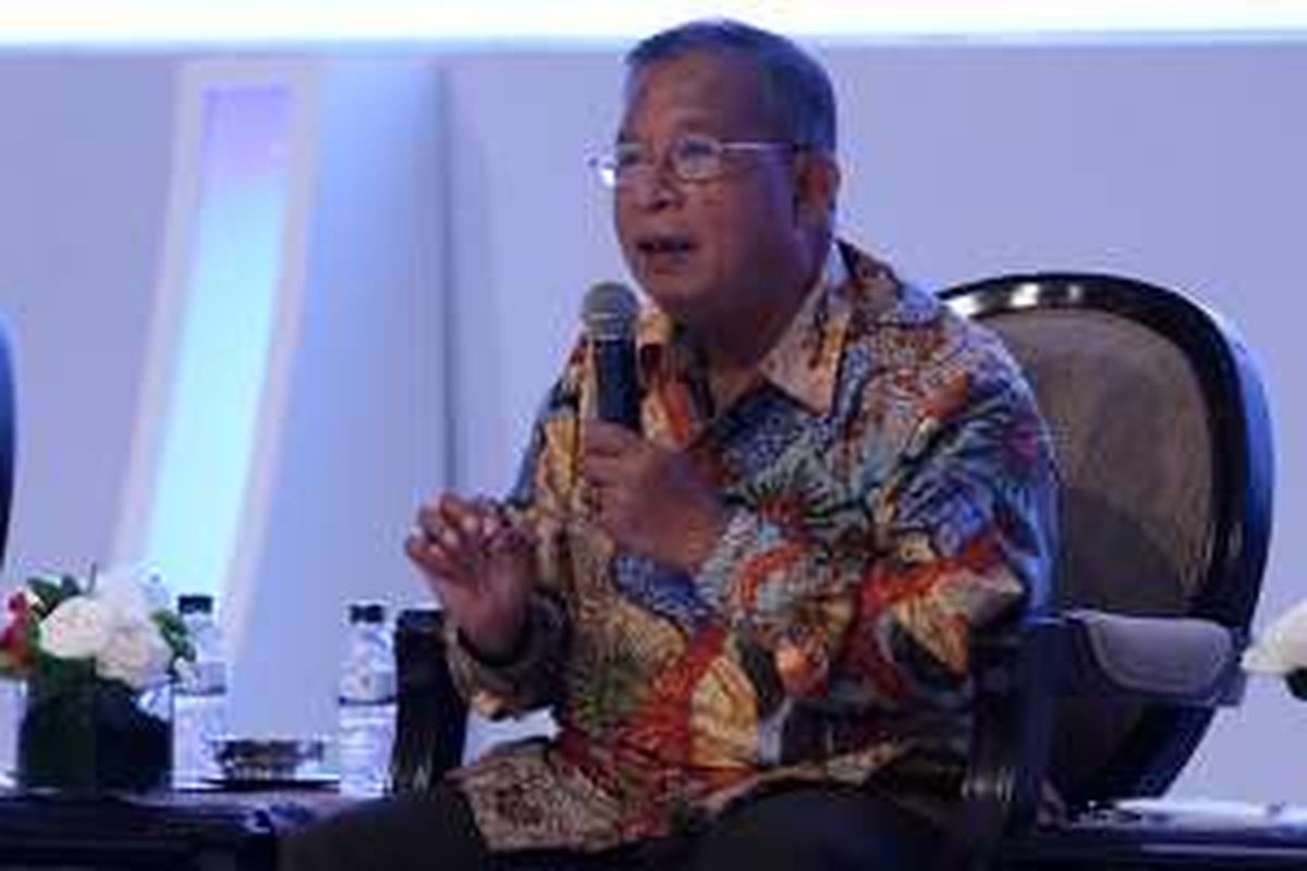 Menteri Koordinator bidang Perekonomian Darmin Nasution menjadi pembicara saat acara Kompas 100 CEO Forum di Jakarta Convention Center, Kamis (24/11/2016). Para CEO yang tercatat dalam indeks Kompas 100 berkumpul dan berdiskusi dalam Kompas 100 CEO Forum.