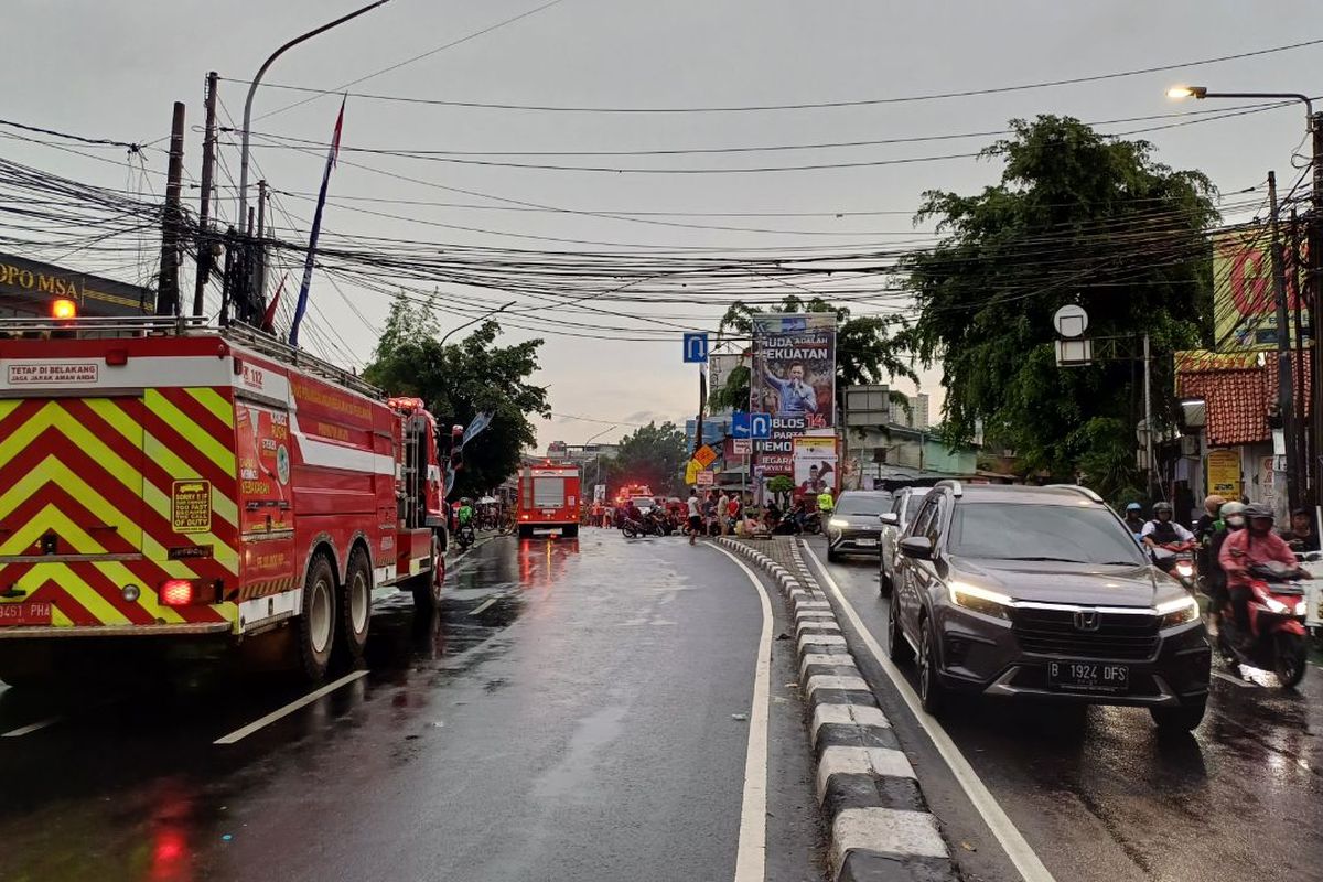 Penampakan Jalan Dr. Saharjo, Setiabudi, Jakarta Selatan, yang satu sisi jalannya ditutup imbas kebakaran beberapa toko mebel, Kamis (11/1/2024)
