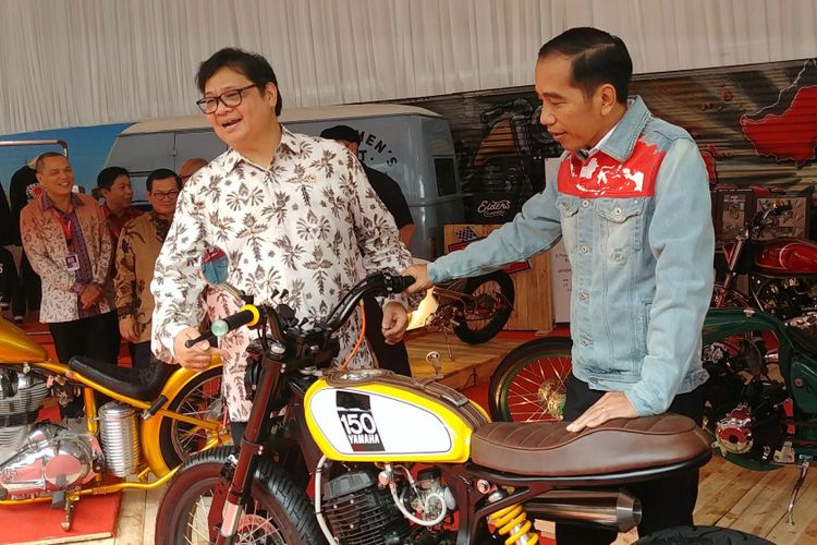 Presiden Jokowi dan Menteri Perindustrian Airlangga Hartarto menengok salah satu motor modifikasi bergaya street tracker usai membuka IIMS 2018, Kamis (19/4/2018).