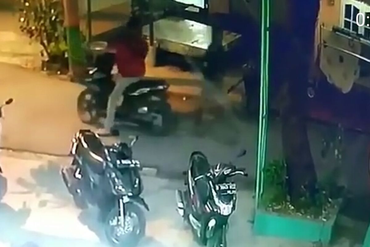 Dua pelaku pencurian sepeda motor terekam kamera CCTV saat beraksi di Masjid Al-Ikhlas Cilenggang, Serpong, Tangerang Selatan, Kamis (3/10/2019)