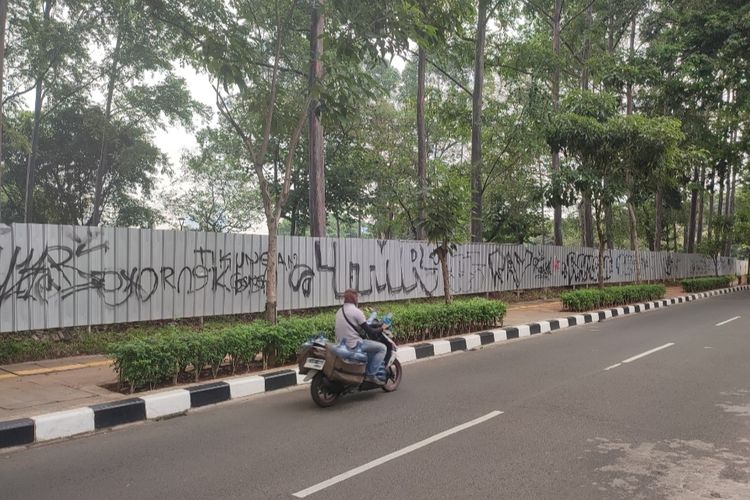 Pagar penutup sementara area Tebet Eco Park, Jakarta Selatan, tampak menjadi sasaran vandalisme. Pada Selasa (13/9/2022), terpantau banyak coretan yang pada seng penutup kawasan tersebut.