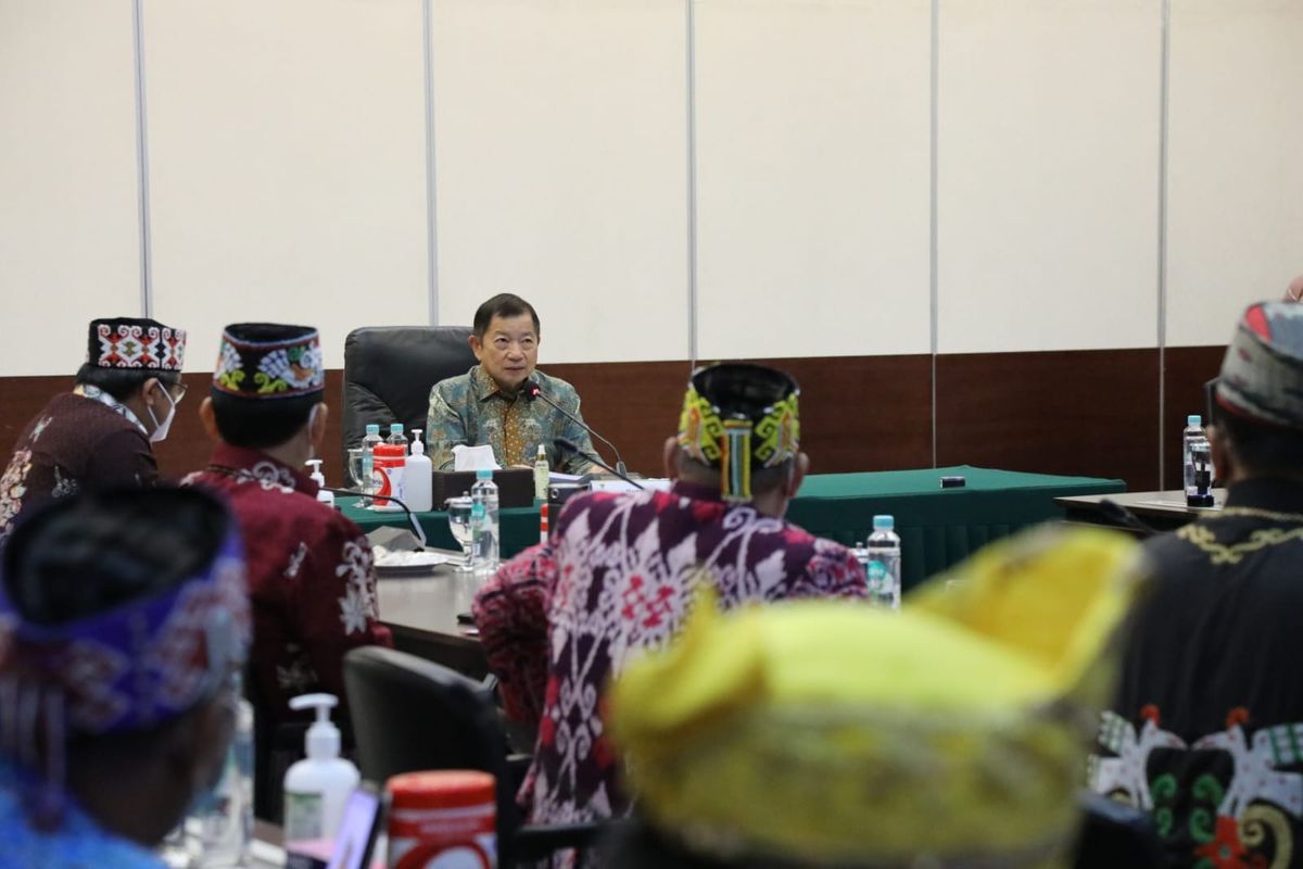 Menteri PPN/Kepala Bappenas Suharso Monoarfa bertemu dengan para tokoh Adat Dayak di Kantor Bappenas, Jakarta, Jumat (18/3/2022).