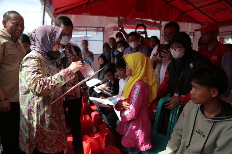 Menteri Sosial Tri Rismaharini saat mengunjungi anak-anak yatim piatu korban gempa bumi di Cianjur, Jawa Barat. Kunjungan dilakukan untuk memberikan bantuan senilai Rp 200.000/bulan sekaligus melihat kondisi terkini pasca gempa Cianjur. 