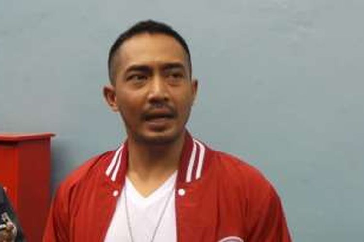 Yama Carlos diabadikan usai mengisi bincang-bincang di studio Trans TV, Mampang Prapatan, Jakarta Selatan, Senin (5/12/2016).