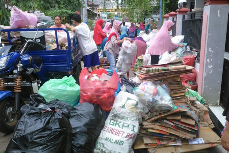 Kegiatan warga Desa Sidorejo, Kecamatan Deket, Lamongan, saat mengolah sampah untuk membayar premi BPJS kesehatan.