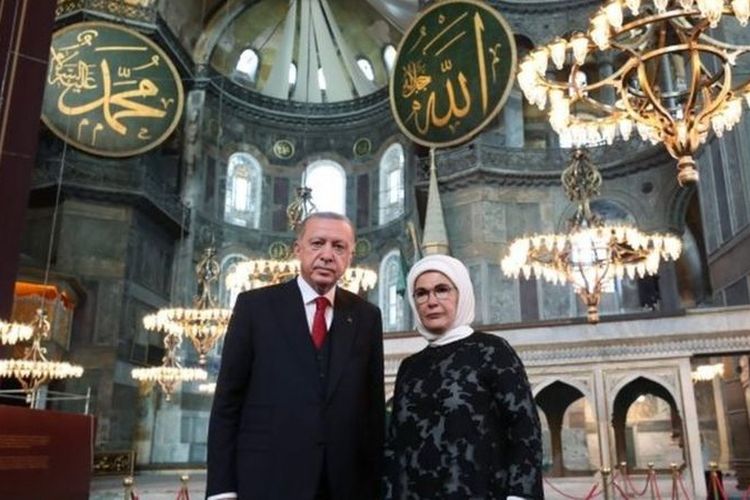Presiden Turki Recep Tayyip Erdogan dan istrinya berfoto di dalam Hagia Sophia, Kamis (23/7/2020).