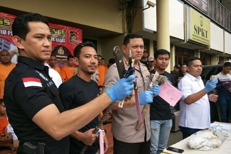 Aparat polisi Polres Metro Jakarta Barat mengungkap aksi premanisme dari dua wilayah di Kalideres pada Senin (12/11/2018) di Mapolres Metro Jakarta Barat.