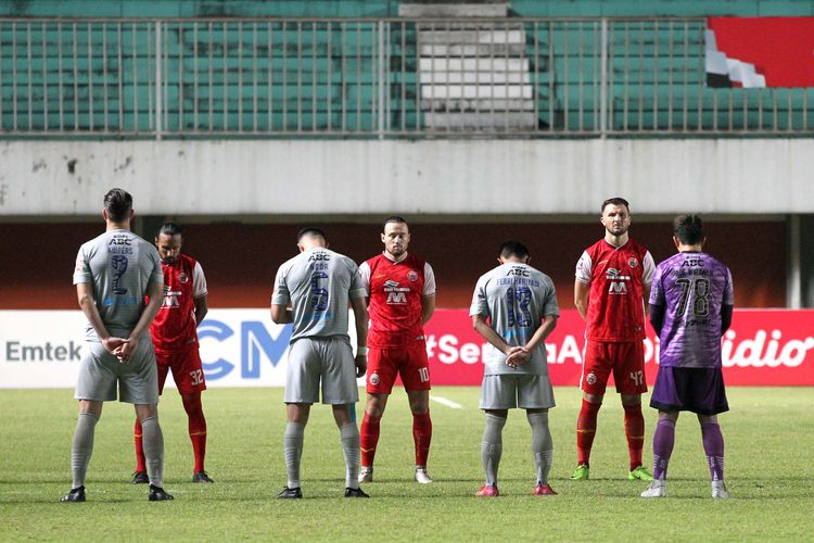 Untuk mengenang para Sepakbola yang telah meningsgal di bilan April, pemain Persija Jakarta mengheningkan cipta sebelum melawan Persib Bandung  final Piala Menpora 2021 leg pertama yang berakhir dengan skor 2-0 di Stadion Maguwoharjo Sleman, Kamis (22/04/2021) malam. 