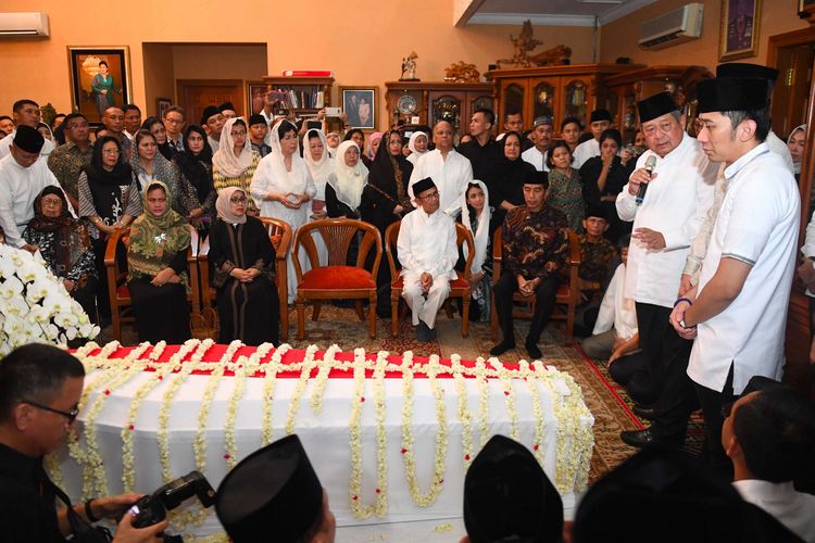 Presiden ke-6 RI Susilo Bambang Yudhoyono (kedua kanan) memberikan sambutan disaksikan Presiden Joko Widodo (ketiga kanan),Presiden ke-3 RI BJ Habibie (tengah), Ibu Negara Iriana Joko Widodo (ketiga kiri), Ibu Mufidah Jusuf Kalla (kedua kiri) saat kedatangan jenazah almarhum Ani Yudhoyono di Cikeas, Bogor, Jawa Barat, Sabtu (1/6/2019).