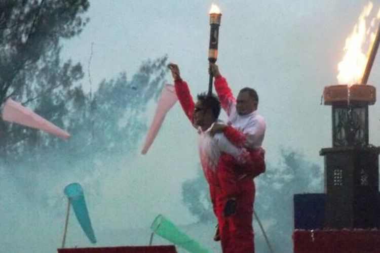 Dua atlet difabel, Joko dan Deden, didaulat sebagai penyala api kaldron pada pembukaan Peparnas 2016 di Stadion Siliwangi, Sabtu (15/10/2016). 