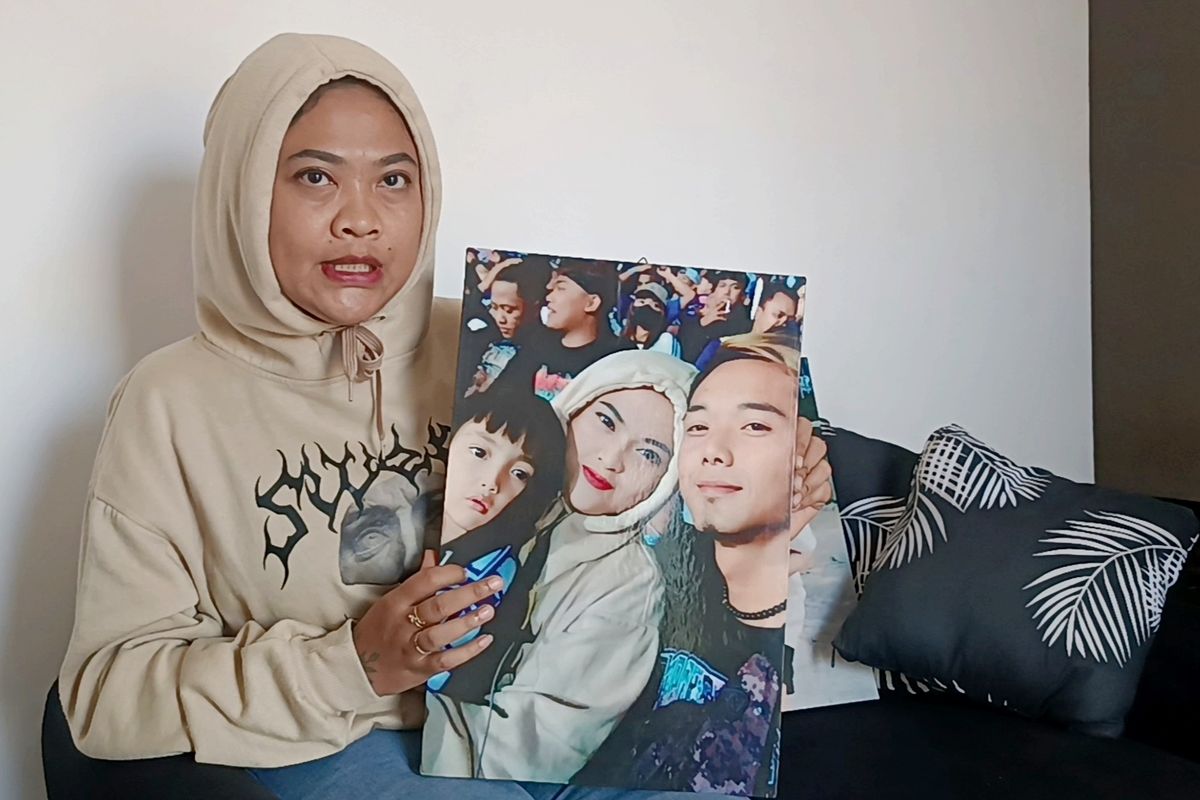 Elmiati menunjukkan foto kebersamaannya yang terakhir bersama suami dan anaknya di Stadion Kanjuruhan, tepat sebelum peristiwa Tragedi Kanjuruhan pecah, Sabtu (1/10/2022) lalu.