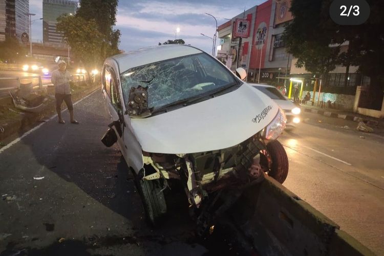 Sebuah mobil Toyota Avanza bernomor F 1562 UZ menabrak separator jalur Transjakarta atau bus way di Jalan S Parman, Slipi, Palmerah, Jakarta Barat, atau di dekat Slipi Jaya pada Kamis (12/5/2022).