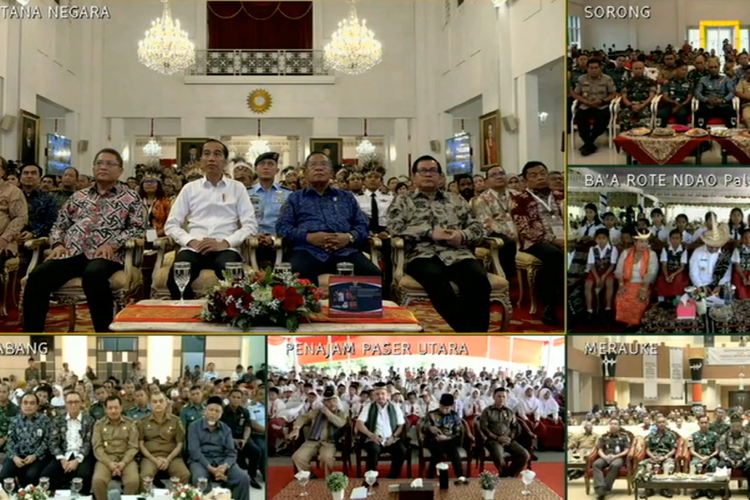 Presiden Joko Widodo melakuka video conference dengan lima wakil daerah terluar Indonesia di Istana Negara, Jakarta, Senin (14/10/2019).