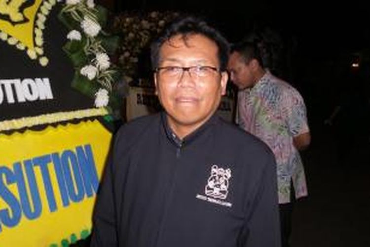 Komisaris Utama PT Adhi Karya Fadjroel Rahman saat melayat jenazah pengacara senior Adnan Buyung Nasution, Rabu (23/9/2015).