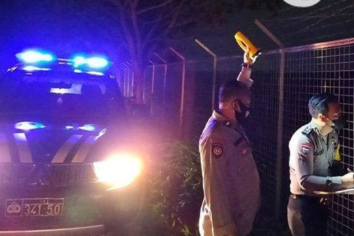 Polisi mendatangi di Bandara Adi Soemarmo Solo, Kecamatan Ngemplak, Kabupaten Boyolali, Sabtu (16/10/2021). 


