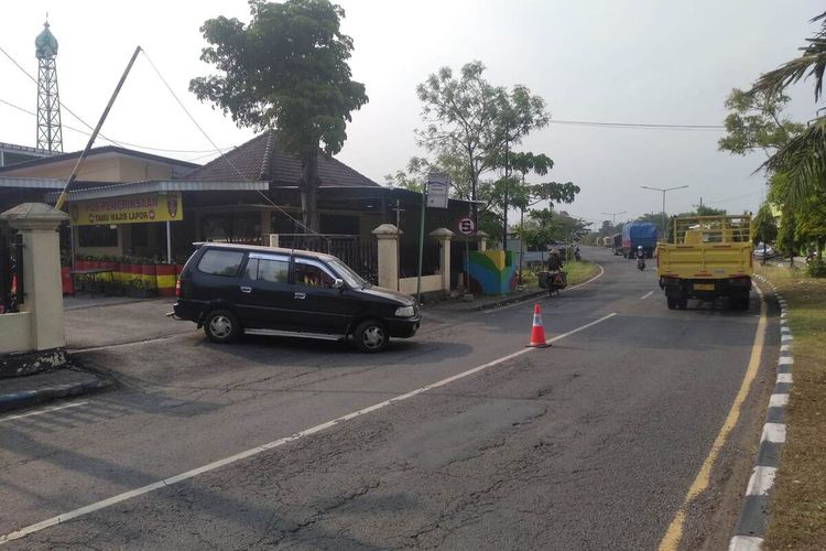 Suasana gerbang timur Mapolres Nganjuk, Selasa (25/5/2021). Oleh aparat kepolisian para jurnalis dilarang masuk