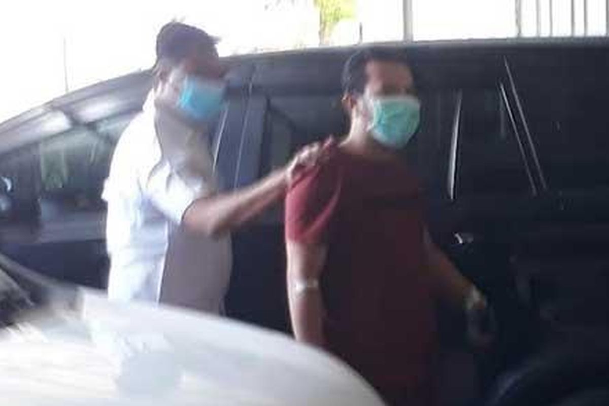 Nurhasan, Ketua Kelompok Tunggal Jati Nusantara yang menggelar ritual maut di Pantai Payangan Jember, saat tiba di Polres Jember, Selasa (15/2/2022). 