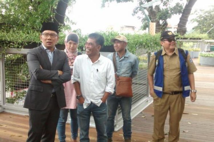 Wali Kota Bandung Ridwan Kamil saat meninjau proyek Skywalk Cihampelas, Senin (16/1/2017). KOMPAS.com/DENDI RAMDHANI