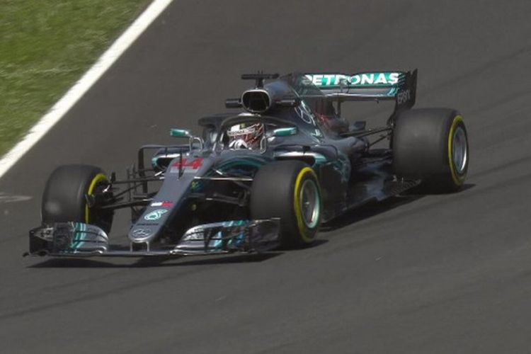 Pebalap Mercedes, Lewis Hamilton melaju bersama mobilnya dan jadi yang tercepat saat melakoni sesi latihan bebas kedua (Free Practice 2/FP2) GP Spanyol 2018 di Sirkuit Catalunya pada Jumat (11/5/2018).
