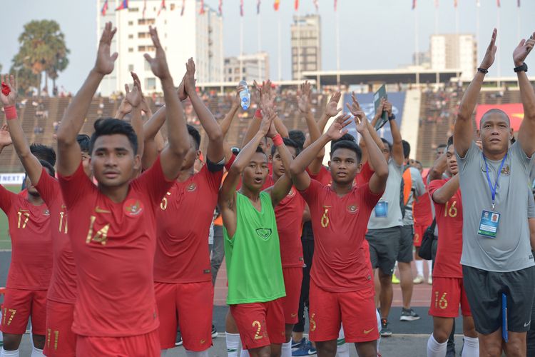 Para pemain Timnas U-22 Indonesia menyapa para pendukung Timnas Indonesia seusai pertandingan semifinal Piala AFF U-22 melawan Vietnam di Stadion Nasional Olimpiade Phnom Penh, Kamboja, Minggu (24/2/2019). Timnas U-22 Indonesia berhasil memenangkan pertandingan dengan skor 1-0 sehingga melaju ke babak final.