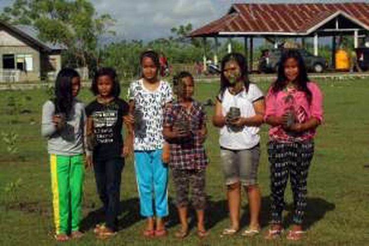 Anak-anak usia sekolah dasar dan pemuda Desa Hutadaa Kecamatan Telaga Jaya Kabupaten Gorontalo beramai-ramai menanam pohon di perkampungan mereka. Mereka berharap pohon yang ditanam ini akan tumbuh besar dan desa mereka menjadi rindang dan sejuk